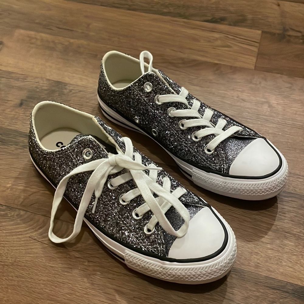 Converse size 7. I’m a 7.5 and these fit great. I’ve only ever worn them once!